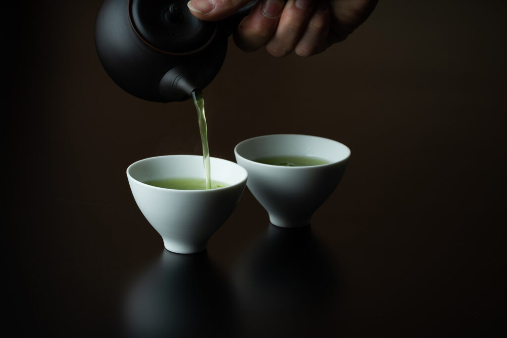 美しいフレッシュな緑色のそのぎ茶を淹れる様子