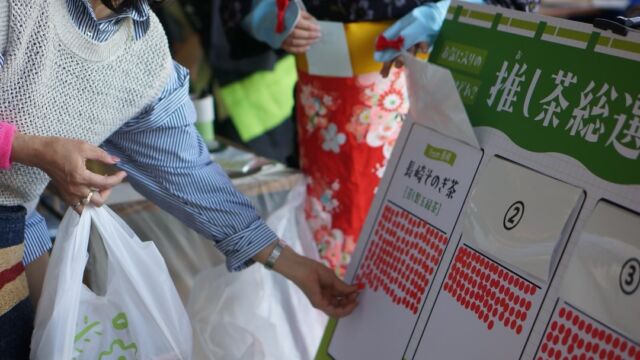 ．
あなたの「推し茶」は？！

5/9-10に福岡市の博多駅にてPRイベントを行いました！
長崎県を出るとまだまだ認知度の低い「そのぎ茶」。福岡県在住の方をはじめとして、博多駅を利用する観光客やインバウンド客の方へも「そのぎ茶の美味しさ」そして産地である「東彼杵町の魅力」をたくさんの方へお伝えすることができました👊

物販スペースでは当初2日間での販売を想定していた商品がなんと1日で完売する事態に💦急遽商品を補充することとなりましたが、多くの方の手にそのぎ茶を取っていただけたと考えると嬉しい誤算です(笑)

またイベント期間中は九州大学日本茶同好会(@kyushu_jgtea_2024 )の皆さまにもスタッフとしてご協力いただきました！長崎から来た我々よりも福岡事情に詳しい大学生。それぞれの長所を活かしそのぎ茶の魅力を最大限伝えている姿にとても感動しました。これからも一緒に活動したいと思える2日間でした🙇🏻‍♀️

福岡でのイベントをこれからも予定しておりますので、引き続き楽しみに待っていていただけどますと幸いです❤️

#そのぎ茶 #日本一 #玉緑茶 #東彼杵町 #福岡イベント