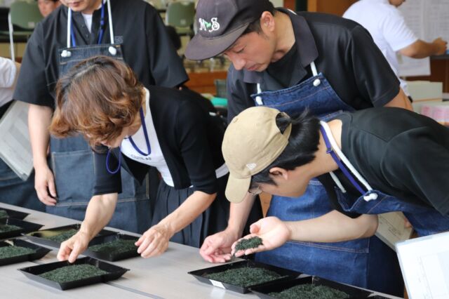 .
長崎県茶品評会が開催されました!
長崎県内各産地で生産されるお茶の生育技術の優劣を競う品評会が東彼杵町にて開催されました。今年度は蒸し製玉緑茶部門に27点、品種などを問わない一般茶部門に82点が出品されました。
茶品評会の審査項目は大きく4つ。
茶葉の見た目を審査する『外観』、お湯を淹れた時に抽出される色『水色(すいしょく)』、茶葉が抽出された後の香り『香気』、そして味『滋味』の4つの項目で競われます。
生産者の方が丹精込めて生育・製造した仕上がりの良い茶葉が今年もたくさん見られました🍵
📍蒸し製玉緑茶部門
1位 おのうえ茶園 さん(@onoue__chaen )
2位 (有)茶友 さん(@chayou_sonogicha )
3位 そのぎファーム さん(@sonogi_farm )
4位 田島敬義 さん(@nagasakisonogityatajimaya )
5位 西坂秀徳 さん(@hide_tea )
📍一般茶部門
1位 大山良貴 さん(@ooyamaseichaen )
2位 近藤農園 近藤賢治 さん(@kondo.nouen88 )
3位 福田祐一郎 さん(@fukudaen_1344 )
4位 近藤農園 近藤徳重 さん(@kondo.nouen88 )
5位 大山真美 さん(@ooyamaseichaen )
この度の受賞誠におめでとうございます。
次は8月末に開催の「全国茶品評会」に東彼杵町から27点が出品されます。目指せ日本一奪還!!!!
#そのぎ茶 #東彼杵町 #玉緑茶 #日本一のお茶 #海の見える茶畑